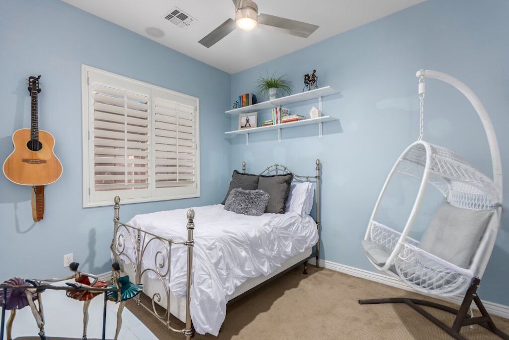 3 habitaciones, escritorio y tabla de planchar con plancha 