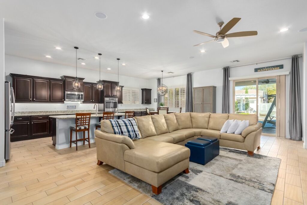 Smart TV, chimenea, libros y estéreo 