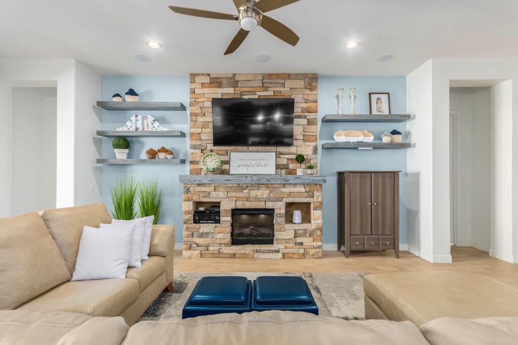 Smart TV, chimenea, libros y estéreo 