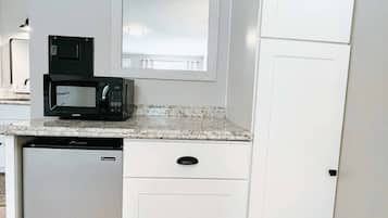 Micro-ondes, cafetiĂšre/bouilloire