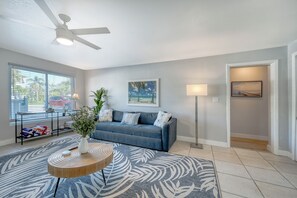 Smart TV - Great location on Holmes Beach! 2 bdrm Condo 
Steps to the Beach!  Heated pool! (Holmes Beach)