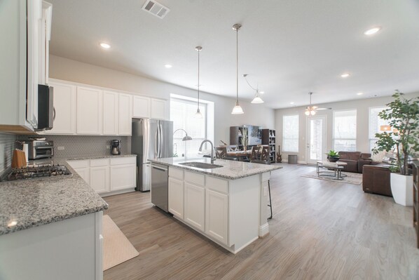 Fridge, microwave, oven, stovetop - Deck, Private Gym & Comm Pools near Woodlands Mall (Shenandoah)