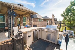 Outdoor dining - Deck, Private Gym & Comm Pools near Woodlands Mall (Shenandoah)