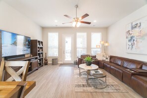 Smart TV - Deck, Private Gym & Comm Pools near Woodlands Mall (Shenandoah)