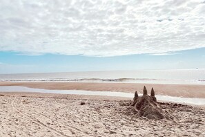 Una playa cerca, sillas reclinables de playa