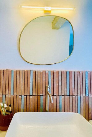 シャワー、ヘアドライヤー、タオル、石鹸