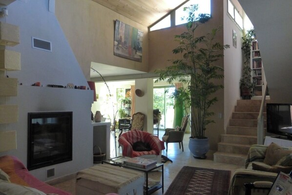 Tv, dvd-afspiller, bøger, printere