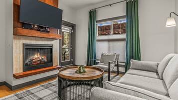 Televisión y chimenea