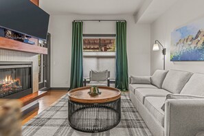 Una televisión, una chimenea