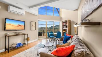 Comfort Condo, Lake View | Living area