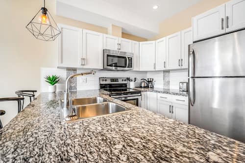 Comfort Condo, Lake View | Private kitchen