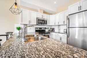 Comfort Condo, Lake View | Private kitchen