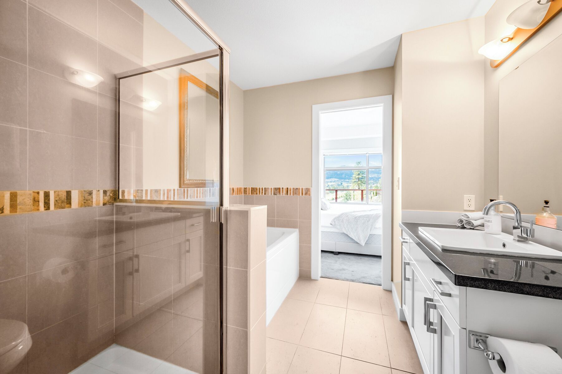 Un baño moderno con cabina de ducha de vidrio, bañera y lavamanos con espejo.