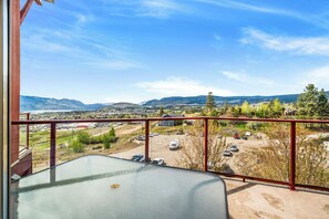 Comfort Condo, Lake View | Living area | Smart TV