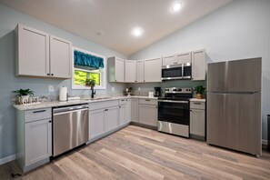 Mikrobølgeovn, ovn, kokeplater og oppvaskmaskin