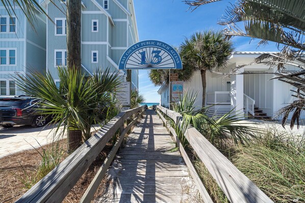 Property grounds - Beautiful Beach house by boat ramp, Boat Parking ,POOL , large home & Garage (Panama City Beach)