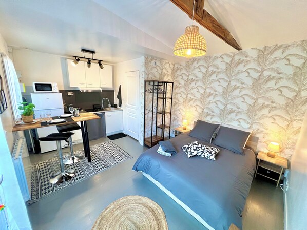 Bureau, fer et planche à repasser, Wi-Fi gratuit, draps fournis