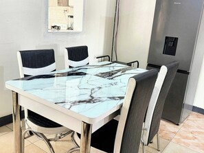 Family House, 2 Bedrooms, Courtyard View | In-room dining