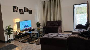 Family House, 2 Bedrooms, Courtyard View | Living area