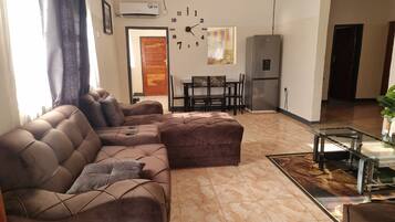 Family House, 2 Bedrooms, Courtyard View | Living area