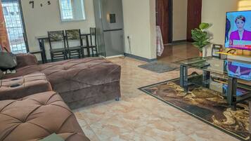 Familienhaus, 2 Schlafzimmer, Blick auf den Innenhof | Wohnbereich