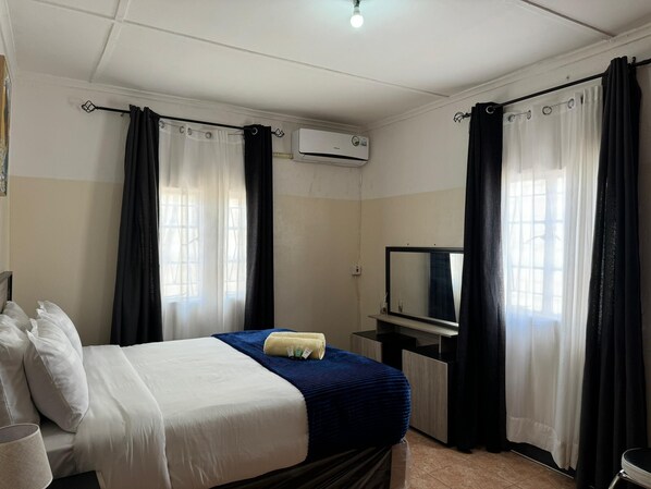 Family House, 2 Bedrooms, Courtyard View | 3 bedrooms, individually decorated, individually furnished - Eagle Weavers Nest (Livingstone)