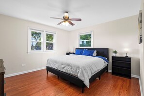 4 bedrooms, desk, iron/ironing board, travel cot - PROMO 10% WEEKLY 15% MONTHLY DISCOUNT 2-Car Garage Cal King Bed Fenced Yard (Arlington Heights)