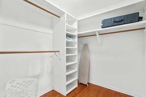 Interior - PROMO 10% WEEKLY 15% MONTHLY DISCOUNT 2-Car Garage Cal King Bed Fenced Yard (Arlington Heights)
