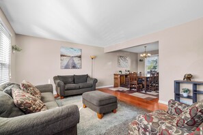 Smart TV, fireplace, offices - PROMO 10% WEEKLY 15% MONTHLY DISCOUNT 2-Car Garage Cal King Bed Fenced Yard (Arlington Heights)