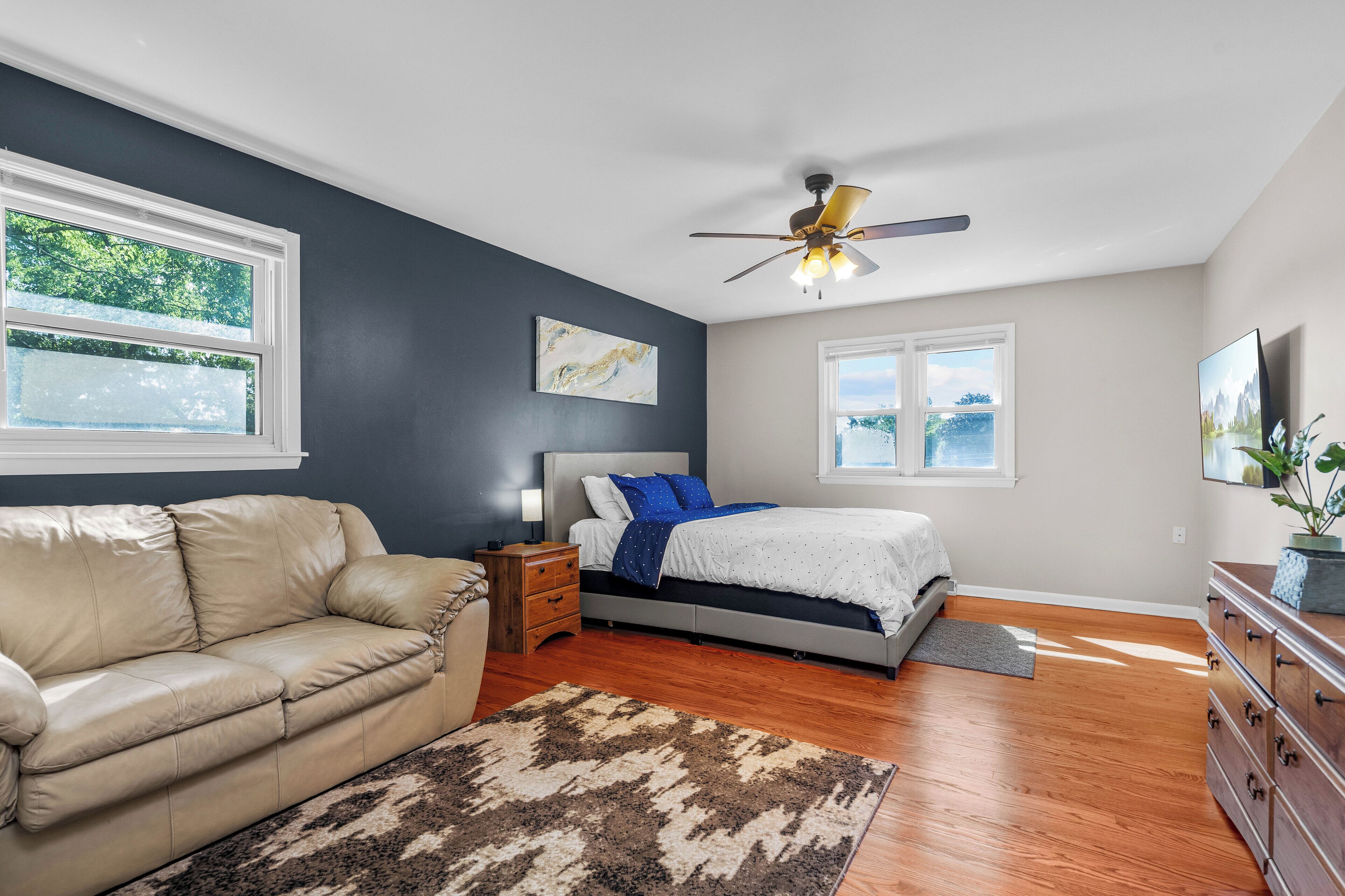 4 bedrooms, desk, iron/ironing board, travel cot