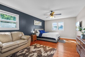 4 chambres, bureau, fer et planche à repasser, lit de bébé portatif