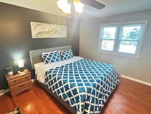 4 makuuhuonetta, työpöytä, silitysrauta/-lauta, vauvan matkasänky