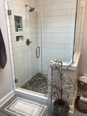 Doccia, asciugacapelli, asciugamani, sapone