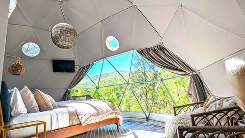Romantic mountain getaway in Luxury Geodome! HOTTUB!
Natures_Dome@SmokyMountain