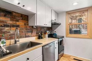 Réfrigérateur, four à micro-ondes, surface de cuisson, lave-vaisselle