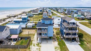 Une zone résidentielle côtière comprenant des maisons, une plage et une route.