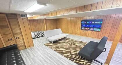 PROMO 10% WEEKLY AND 15% MONTHLY!
Spacious & Quaint Home Game Room LOTS of Beds!