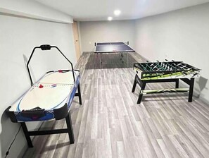 Games room - PROMO 10% WEEKLY AND 15% MONTHLY!
Spacious & Quaint Home Game Room LOTS of Beds! (wheaton)