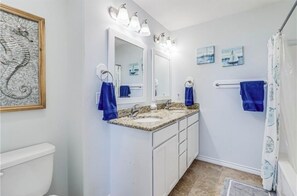 Sèche-cheveux, serviettes fournies, savon, shampoing