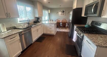 PROMO 10% WEEKLY 15% MONTHLYOFFCozy Family Retreat: King Beds, Garage, Fast WiFi