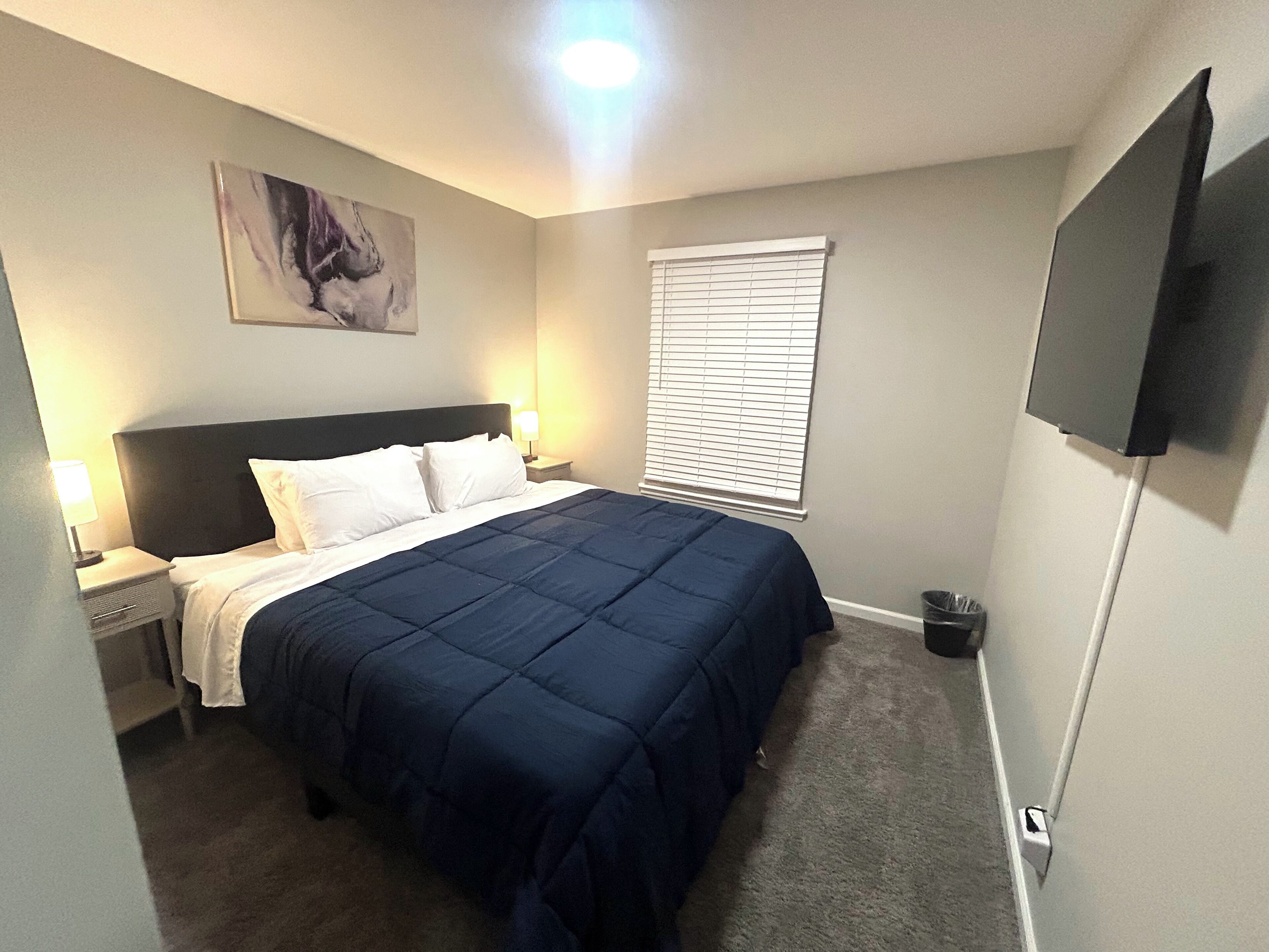 3 slaapkamers, een bureau, een strijkplank/strijkijzer, reisbedje