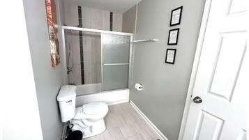 Douche, sèche-cheveux, serviettes fournies, savon