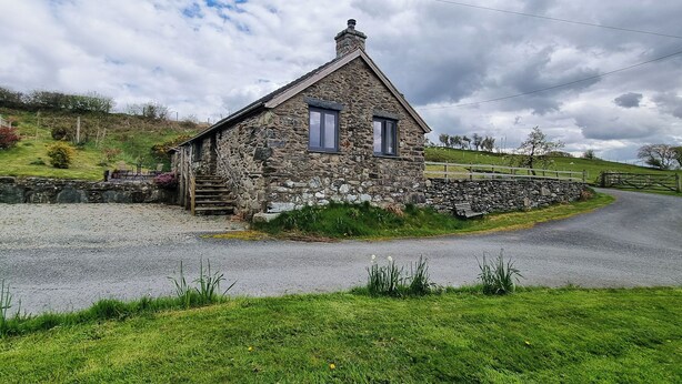 A stone cottage with a small porch and a single window. - 1 bedroom accommodation in Betws Y Coed (Betws Y Coed)