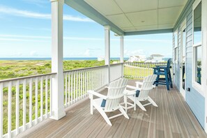 Property grounds - Pointe West BRAND-NEW luxury custom home, 5 BR/ 4 BA amazing view of West Bay! (Galveston)