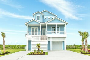 Exterior - Pointe West BRAND-NEW luxury custom home, 5 BR/ 4 BA amazing view of West Bay! (Galveston)