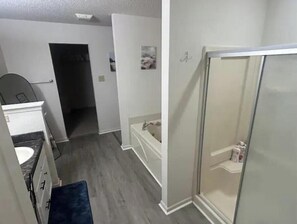 Regadera, tina de hidromasaje, secadora de cabello, toallas 