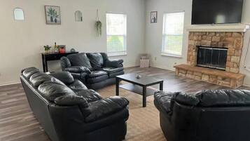 Smart TV, chimenea, libros