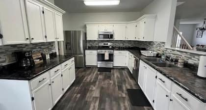 PROMO 10% WEEKLY/15% MONTHLY DISCOUNT!
4 King Beds, Jacuzzi, Easy Highway Access
