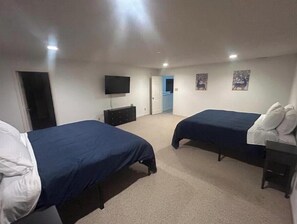 3 habitaciones, escritorio y tabla de planchar con plancha 