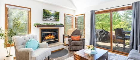 Smart TV, chimenea, futbolito y tenis de mesa